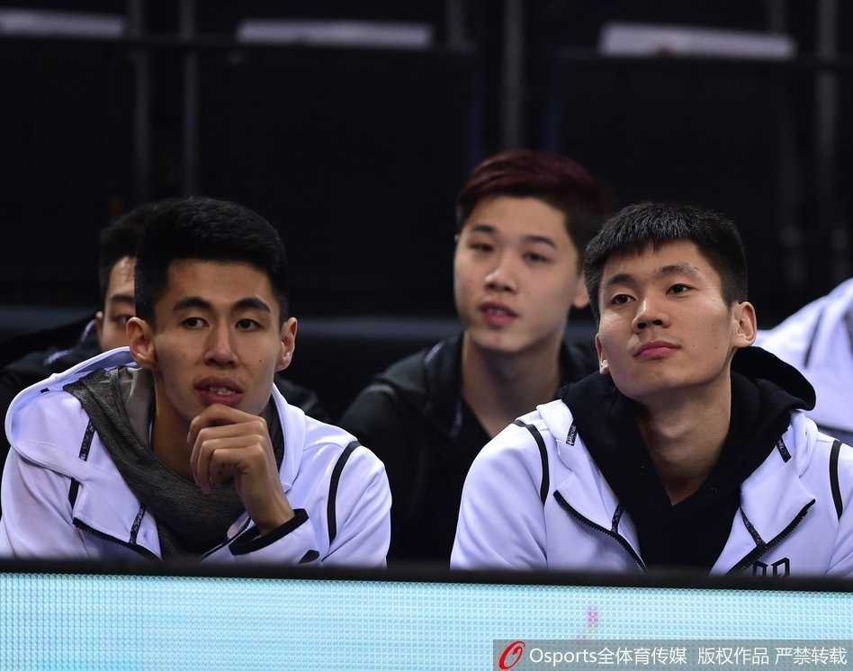 视觉铸就体育丰碑 光影定格荣耀瞬间 绿茵场上的门将飞身跃起,身体在空中完全舒展形成一道完美的弧线,指尖奋力触碰向飞速袭来的皮球,试图力保球门不失。