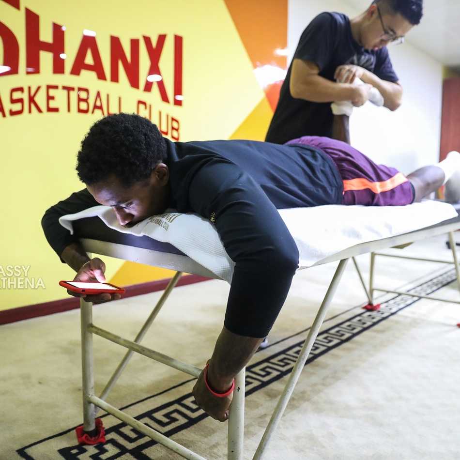 詹宁斯悠闲地靠在沙发上，享受着专业技师带来的中式按摩，脸上露出惬意又放松的表情，仿佛发现了新大陆般新奇。