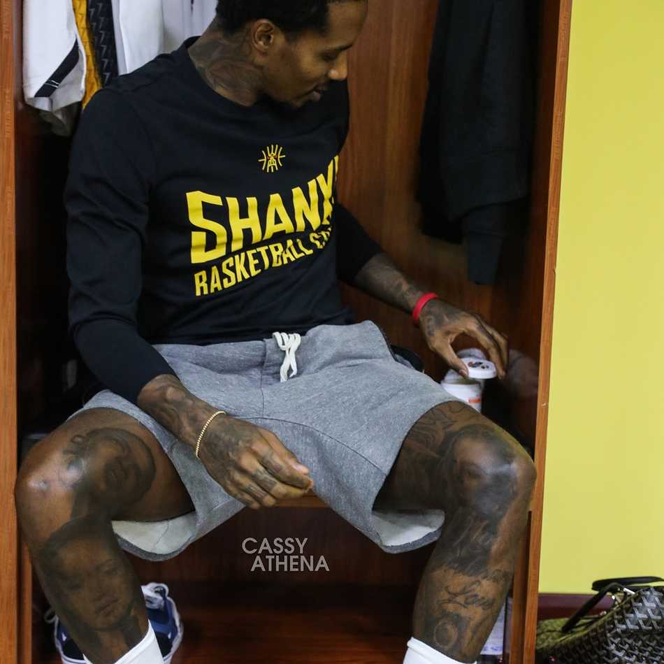 训练场边，詹宁斯与队友谈笑风生，他比划着手势，似乎在讲述着什么趣事，毫无大牌球星的架子，已经完全融入了球队的欢乐氛围中。