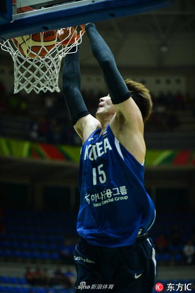 比赛结束后，韩国队球员们围成一圈，握紧拳头高声呐喊庆祝这场来之不易的逆转胜利，汗水映照着场馆的灯光。