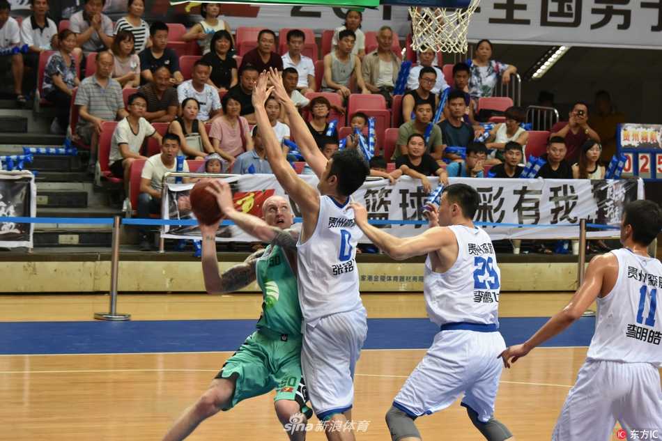 贵州森航主场击退拉萨净土 莱昂斯八记三分独砍五十分 李明皓持球快速推进,他眼神如炬,正试图穿越拉萨净土队的三人防线,寻求最佳的进攻机会。