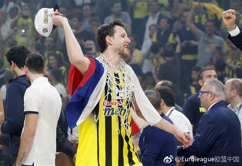 费内巴切的疯狂之夜:当冠军剪完篮网,安蒂奇剪掉了队友的长发 得逞后的安蒂奇脸上露出恶作剧得逞般的坏笑,他高举着刚刚剪下来的一缕长发,仿佛在向全世界炫耀这座特殊的‘奖杯’。