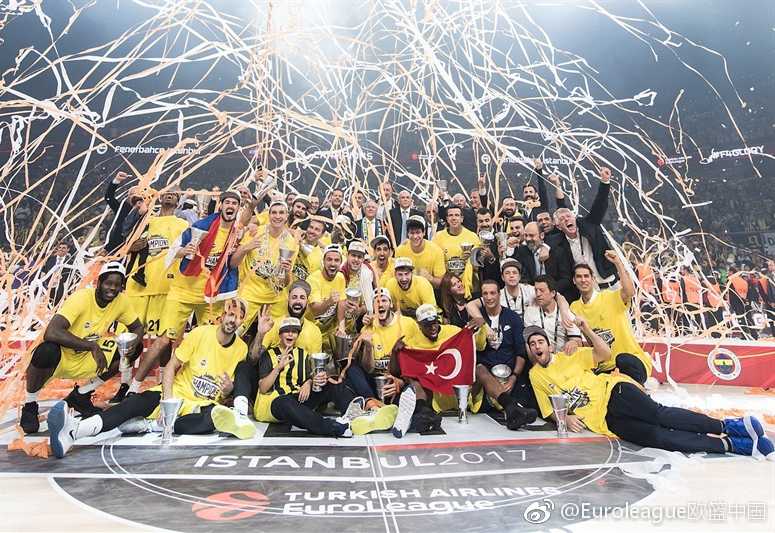 费内巴切的疯狂之夜:当冠军剪完篮网,安蒂奇剪掉了队友的长发 夺冠瞬间,留着飘逸长发的达托梅与队友安蒂奇在漫天彩带中拥抱,彼时他还不知道自己的发型即将遭遇‘毒手’。