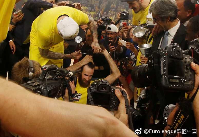 费内巴切的疯狂之夜:当冠军剪完篮网,安蒂奇剪掉了队友的长发 安蒂奇展示着手中的战利品,身后的达托梅虽然发型已经参差不齐,但脸上依然洋溢着夺冠的喜悦,他知道这是属于冠军的独特勋章。