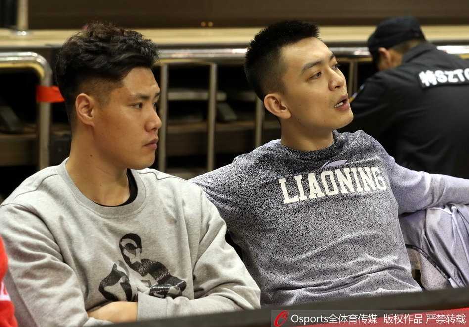 贺天举在场边露出标志性的腼腆笑容，为队友的精彩表现鼓掌