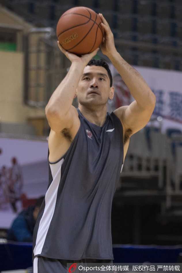 贺天举伤愈归来随队出征 三分神射手瞄准新赛季 训练间隙,贺天举与队友交流,脸上露出了久违的轻松笑容。