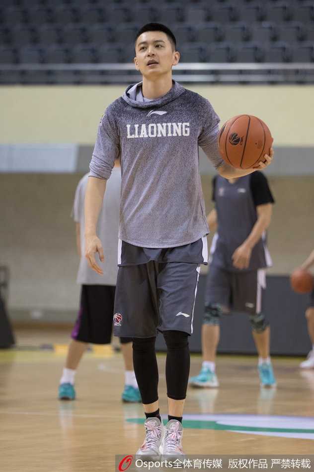 贺天举伤愈归来随队出征 三分神射手瞄准新赛季 贺天举在队友防守下强行投篮,身姿矫健,对抗中毫不畏惧。