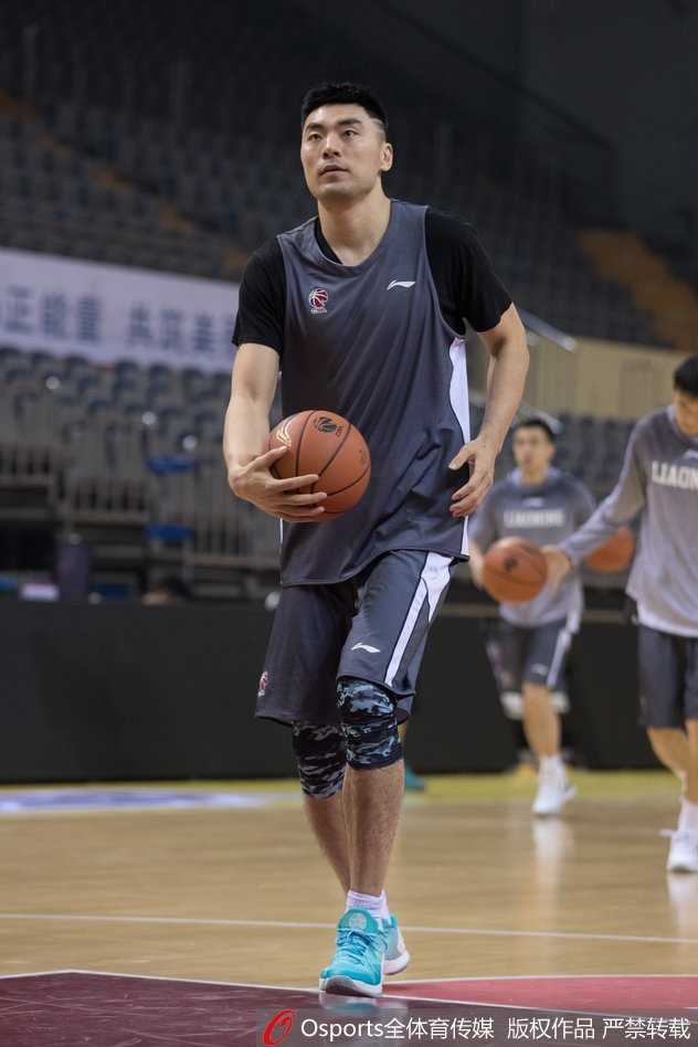 贺天举伤愈归来随队出征 三分神射手瞄准新赛季 热身环节,贺天举拉伸筋骨,身体的柔韧性与灵活性恢复良好。