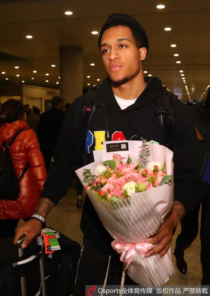 贾巴里·布朗火线驰援,江苏肯帝亚 historic 双杀广东 布朗在抵达地手持江苏肯帝亚32号球衣,面对镜头留下与球队结缘的第一张正式合影,神情自信而坚定。