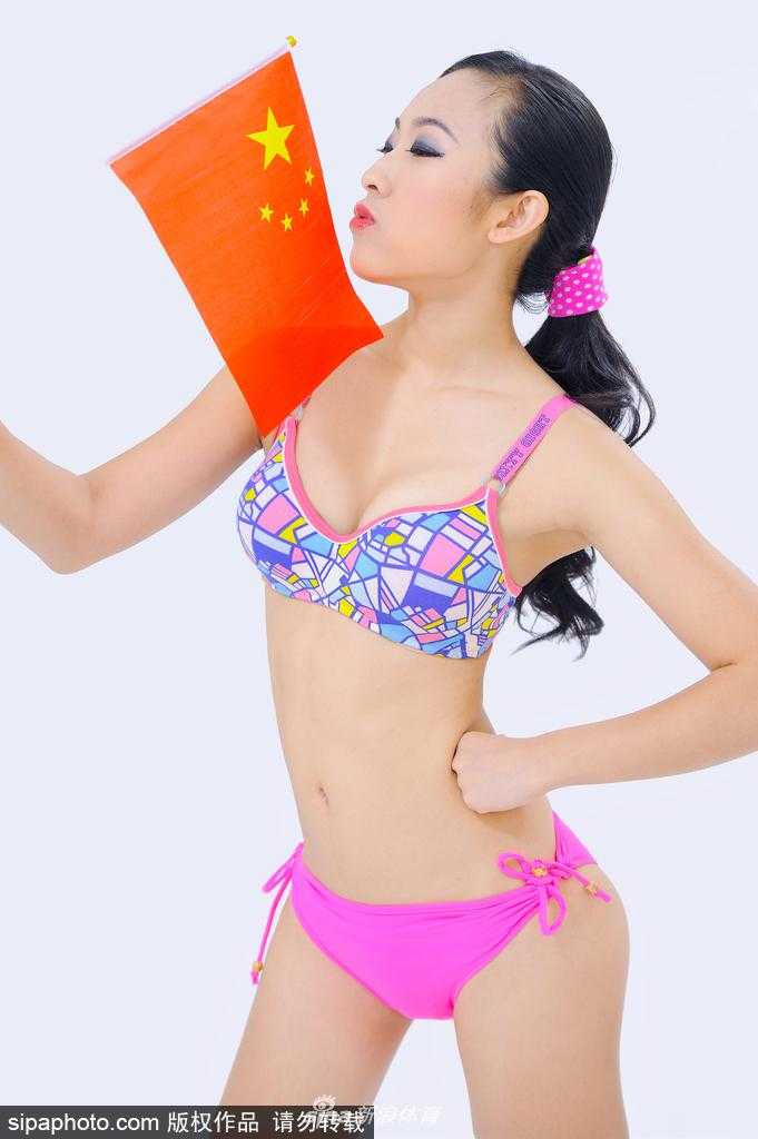 赛场上的中国风华:篮球宝贝孙峥与她的啦啦队逐梦路 动感的音乐响起,孙峥在球场上跃动起舞。每一个充满力量的动作,每一条优美的肌肉线条,都诉说着她在训练房中日复一日挥洒的汗水与对舞蹈艺术的执着追求。