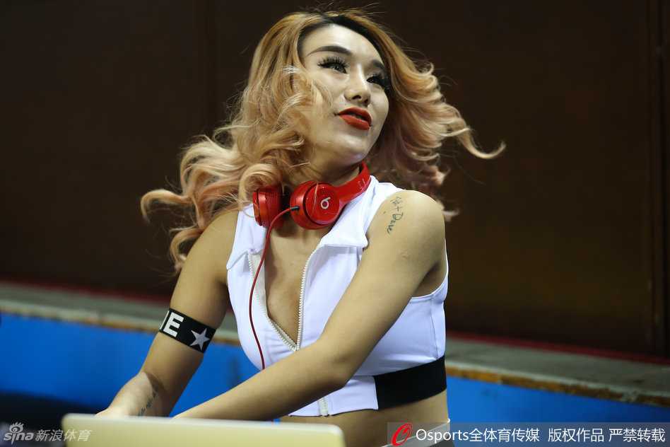 赛场上的别样风景 江苏肯帝亚美女DJ金发红唇抢镜 面对突如其来的镜头特写,她展露灿烂笑容,投入状态中带着一丝可爱的羞涩,成为赛场上的温暖瞬间。