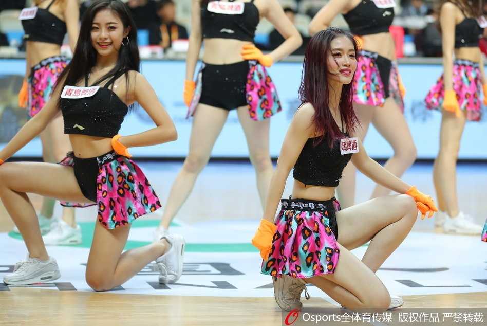 赛场上的炫彩风景 上海篮球宝贝主场热舞燃情助威 赛后互动环节,篮球宝贝们面朝观众席挥手致意,脸上洋溢着灿烂笑容,身后的记分牌定格在111比92,记录着这场主场大捷