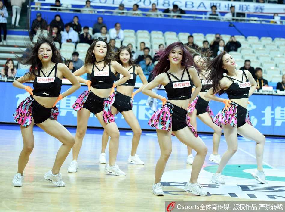 赛场上的炫彩风景 上海篮球宝贝主场热舞燃情助威 全场灯光聚焦在篮球宝贝身上,她们手持花球围成半圆,中间领舞者笑容灿烂,动感瞬间被镜头定格,现场气氛燃至顶点