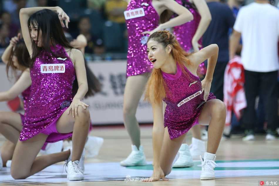 赛场上的炫舞精灵:回顾一七赛季啦啦宝贝的激情瞬间 近距离特写下,啦啦队员的笑容明媚而富有感染力,手中挥舞的花球仿佛也沾染了这份快乐,在光影中划出绚丽的弧线。