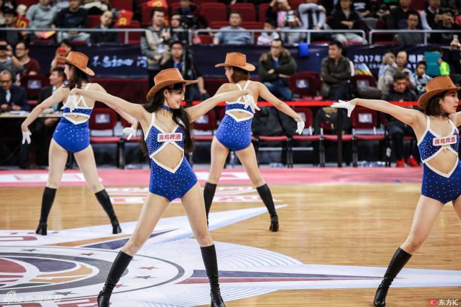 赛场上的热舞精灵:啦啦宝贝的力与美 聚光灯下,啦啦宝贝长发飞扬,随着鼓点扭动腰肢,牛仔短裙流苏与蜜色长腿构成一道火辣的风景线。