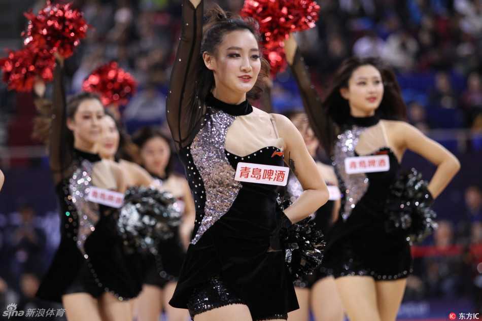 赛场上的热舞精灵:啦啦宝贝的力与美 两位牛仔打扮的啦啦宝贝相视而笑,高马尾显得活力十足,修长笔直的双腿在舞台灯光下格外耀眼,笑容里满是青春自信。