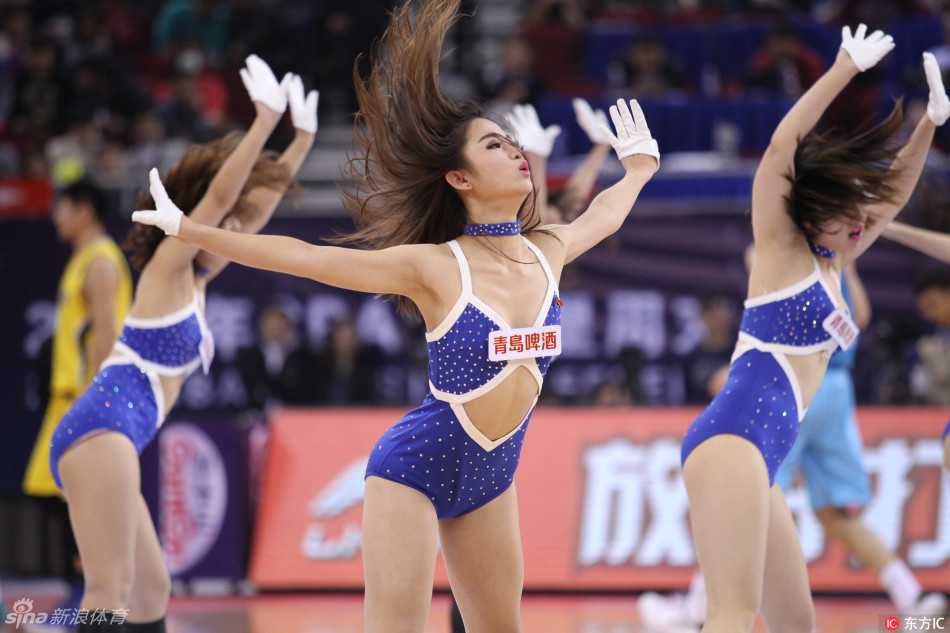 赛场上的热舞精灵:啦啦宝贝的力与美 表演结束的定格pose,啦啦宝贝们一字排开,牛仔短裙下是一排排吸睛的美腿,她们高举双手,用最灿烂的笑脸向观众致意。