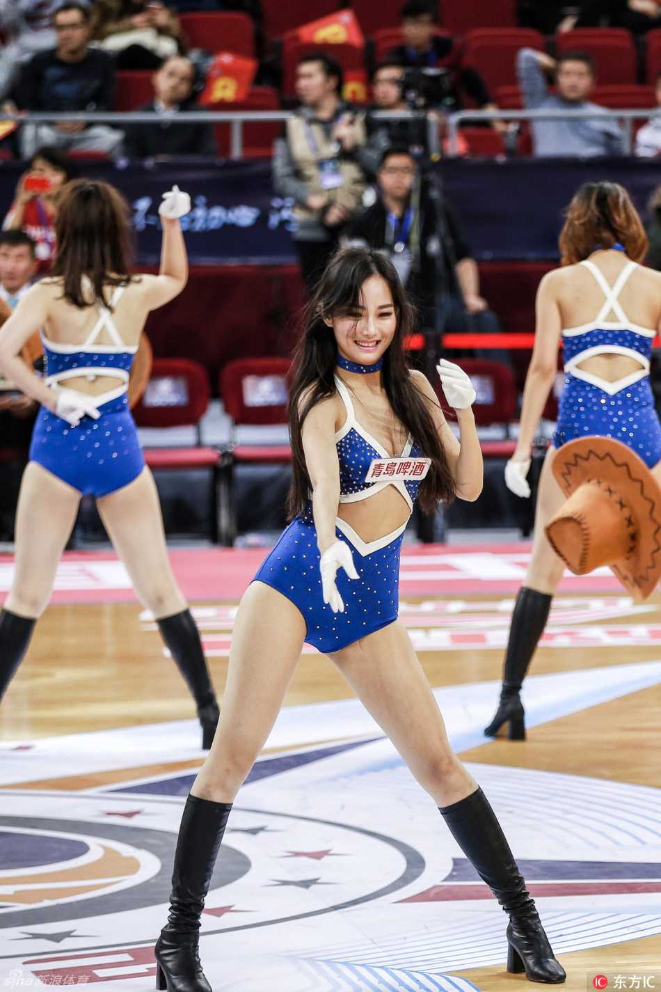 赛场上的热舞精灵:啦啦宝贝的力与美 手持花球的啦啦宝贝绽放出比阳光还灿烂的笑容,舞动的身姿轻盈灵动,飞扬的发丝与甜美的酒窝成为全场焦点。