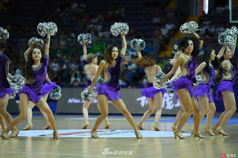 三位篮球宝贝排成一列，动感的舞步扬起她们修长的腿部线条，舞台灯光洒下，青春的气息与运动的旋律在这一刻完美交融。