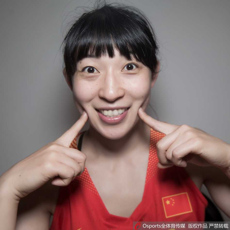 赛场下的欢笑瞬间:中国国奥女篮的搞怪天赋大爆发 一名队员单手托腮,眼神向上翻看,做出一个夸张的“冷漠”表情,酷劲十足中带着几分俏皮。