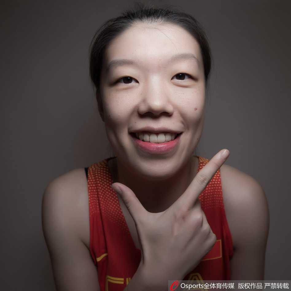 赛场下的欢笑瞬间:中国国奥女篮的搞怪天赋大爆发 一位国奥女篮队员对着镜头夸张地张大嘴巴,仿佛在表演无声的咆哮,搞怪表情令人忍俊不禁。