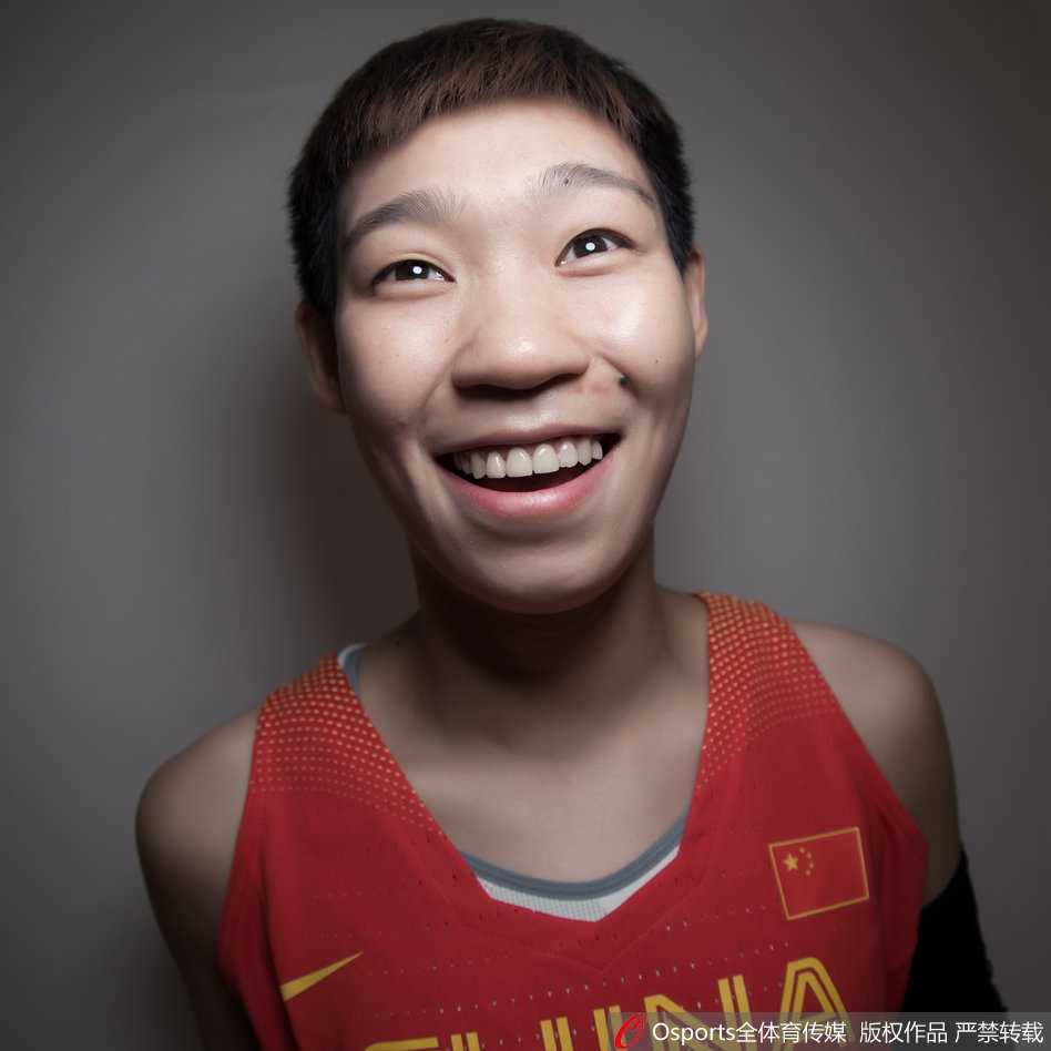 赛场下的欢笑瞬间:中国国奥女篮的搞怪天赋大爆发 一名队员抱着一个大大的玩偶,却做出一个夸张的惊讶表情,人与玩偶的反差萌令人捧腹。