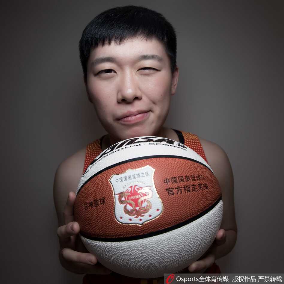 赛场下的欢笑瞬间:中国国奥女篮的搞怪天赋大爆发 两名女篮队员脸贴着脸,对着镜头一起做出斗鸡眼的搞怪表情,姐妹情深又充满喜感。