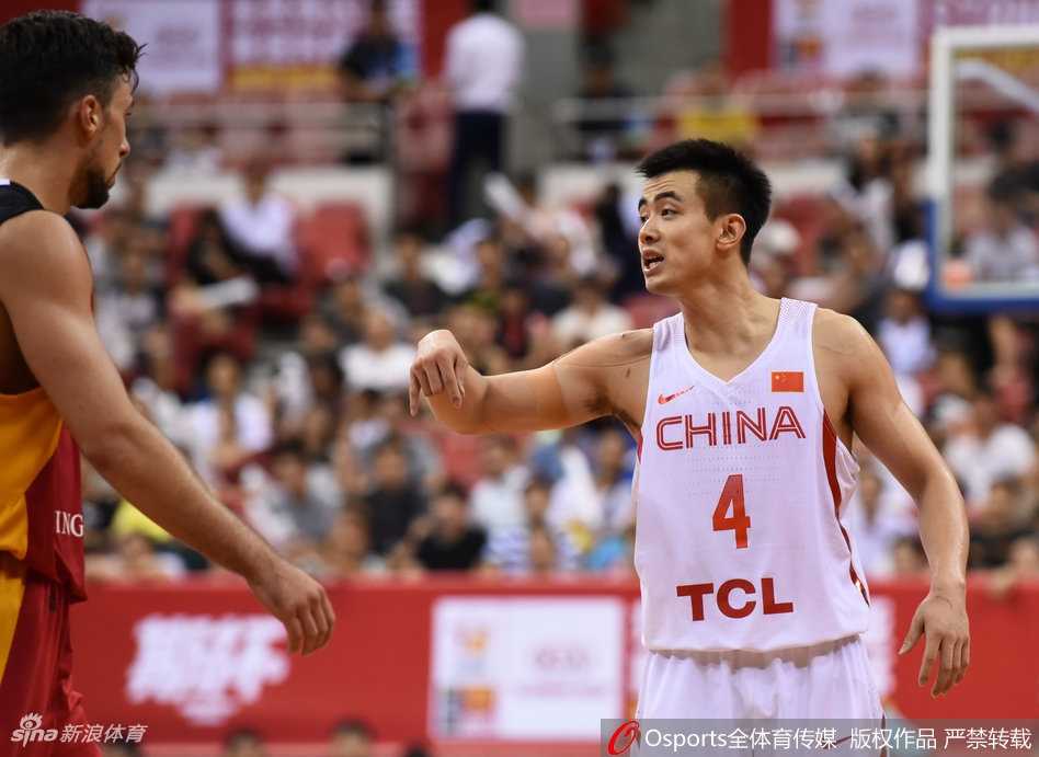 王哲林命中关键球后，高举双臂欢呼，身后的赵睿则一脸疑惑地向裁判投诉沟通。