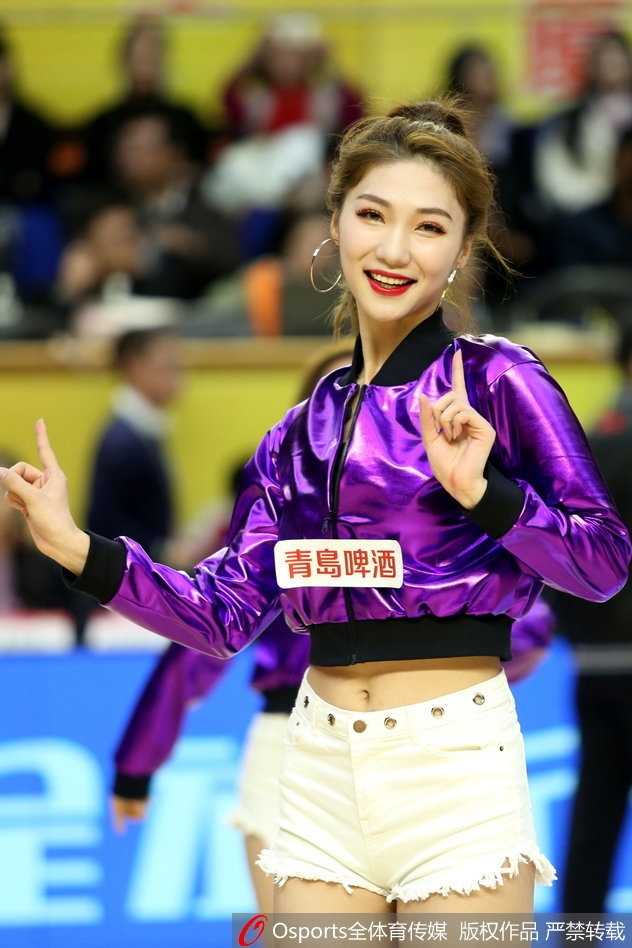 球员倒地拼抢的瞬间，草屑与泥土飞溅，镜头近距离捕捉到了竞技体育最原始、最狂野的对抗之美。