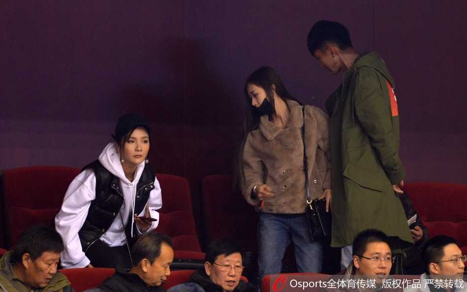 赛场外的温情,齐鲁德比背后的“太太团”故事 睢冉妻子带着温柔的笑意看向赛场,一旁的丁彦雨航女友则略显青涩,双手轻握,两人的状态放松而自然。