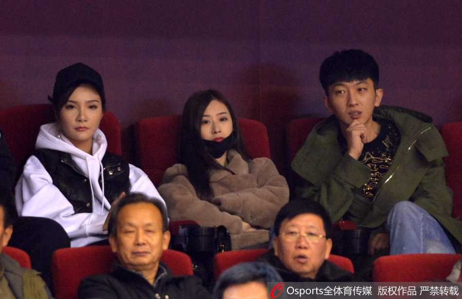 赛场外的温情,齐鲁德比背后的“太太团”故事 丁彦雨航的女友与睢冉的妻子在喧闹的看台上窃窃私语,脸上带着默契的微笑,仿佛在分享着只有彼此才懂的秘密。
