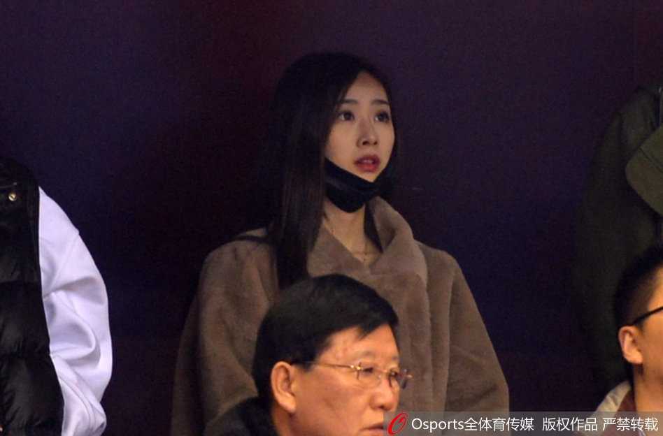 赛场外的温情,齐鲁德比背后的“太太团”故事 看台灯光下,睢冉妻子气质温婉,丁彦雨航女友则显得青春靓丽,两人相邻而坐,构成一幅美好的画面。