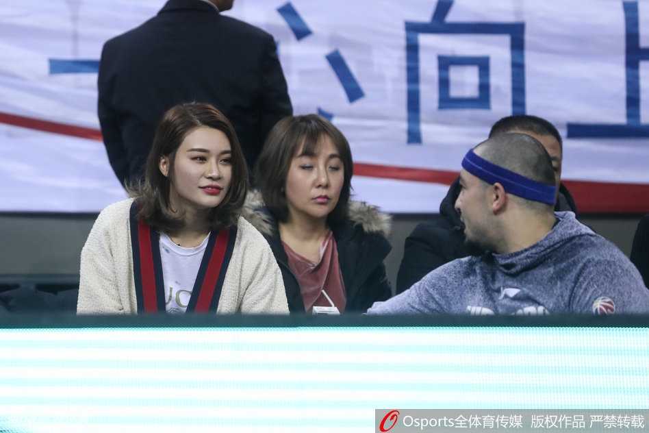 赛场温情与硬汉本色:二〇一八季CBA京疆大战侧记,李根妻子场边观战引热议 李根妻子与西热力江在场边低声交谈,两人神情专注,西热力江比划着手势,似乎正在分享着关于场上局势的什么秘密。