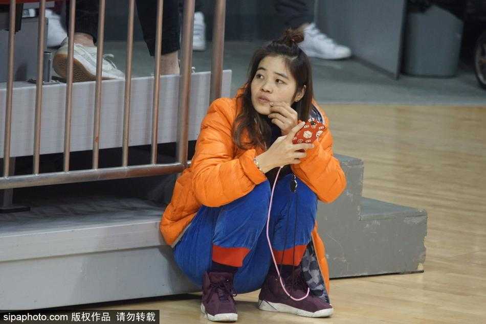 美女裁判正在运球跑动转换位置，她的眼神依旧紧盯着场上球员的动向，运动中的抓拍更显得动感十足，展现了女性在体育竞技执法中的独特魅力。