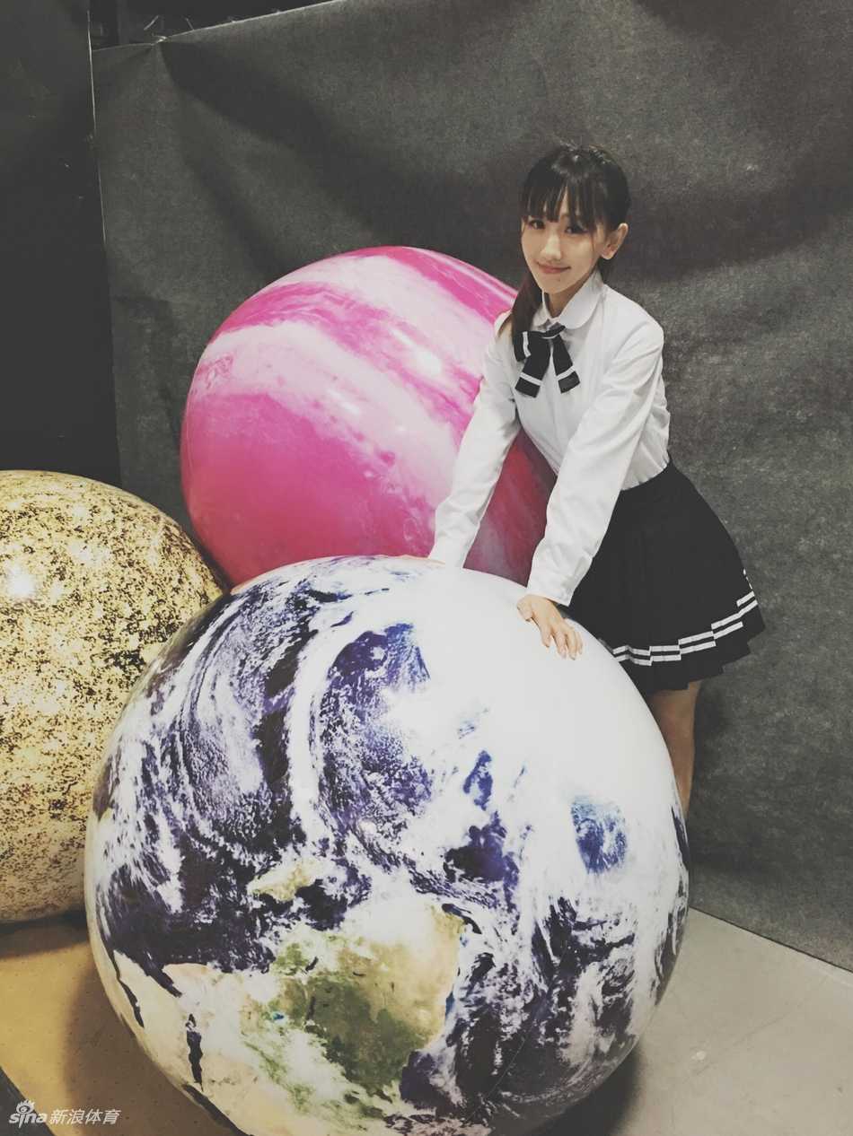 小娜身穿黑色啦啦队服，眼神温柔而明亮，宛如一位守护在主场的精灵，静待比赛开场