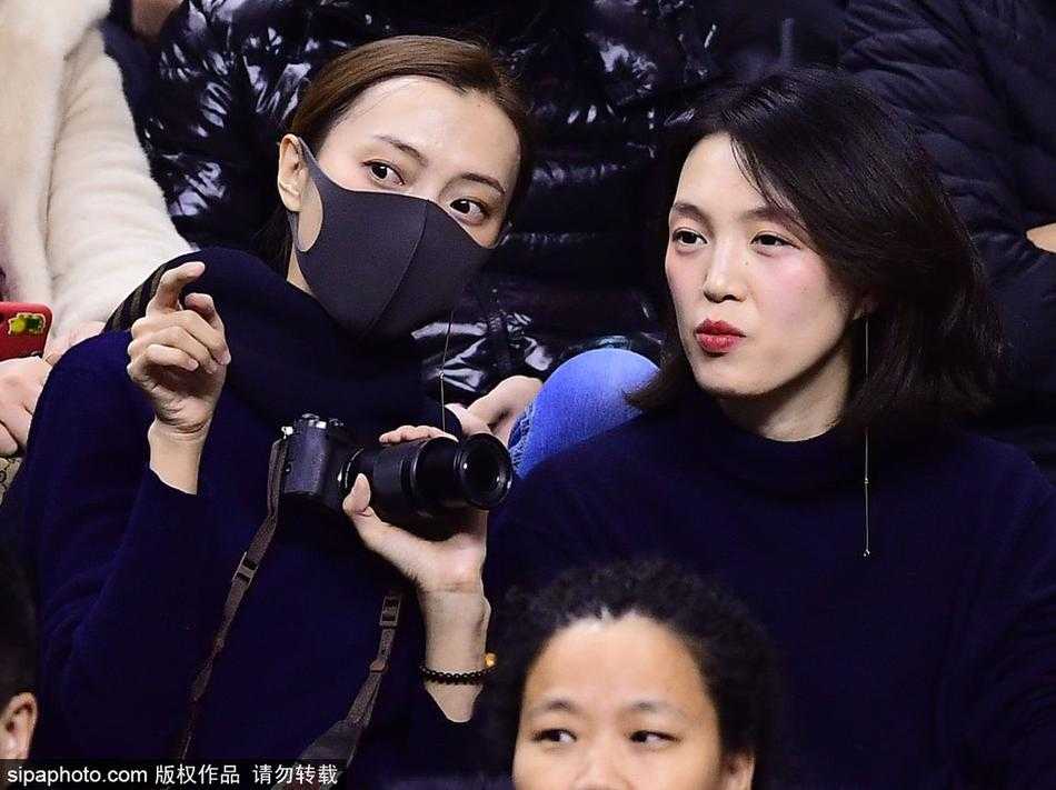 赛场边的深情守望:李晓旭爱妻变身摄影师 李晓旭在场上奋力卡位,准备拼抢篮板,他的背影写满了不屈与坚韧,场边的妻子正用相机记录这一切