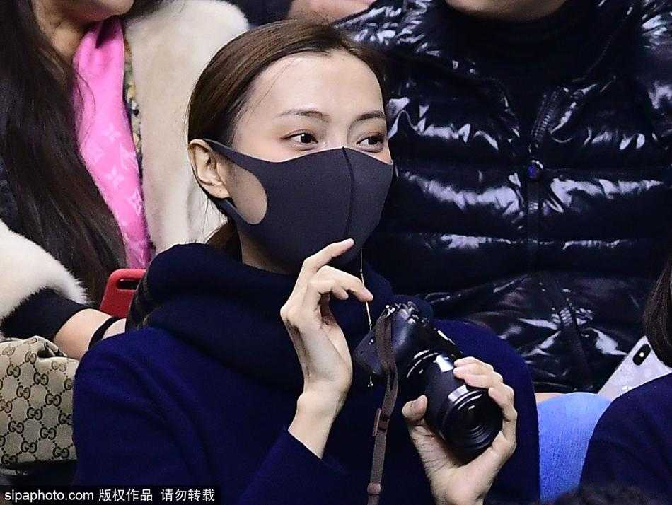 赛场边的深情守望:李晓旭爱妻变身摄影师 比赛间隙,李晓旭坐在场边休息,汗水浸透了球衣,他转头看向场边的某个方向,目光温柔