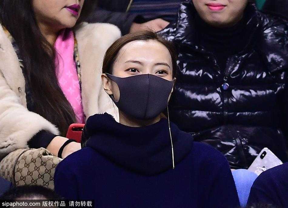 赛场边的深情守望:李晓旭爱妻变身摄影师 李晓旭在比赛中运球突破,眼神专注而坚定,仿佛整个球场都在他的掌控之中