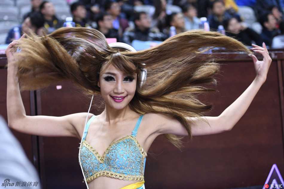 赛场边的热舞精灵:拉拉队宝贝与美女DJ点燃全场 美女DJ头戴耳机,身体随着音乐微微摆动,指尖在混音器上轻盈跳跃,仿佛掌控着全场的脉搏。