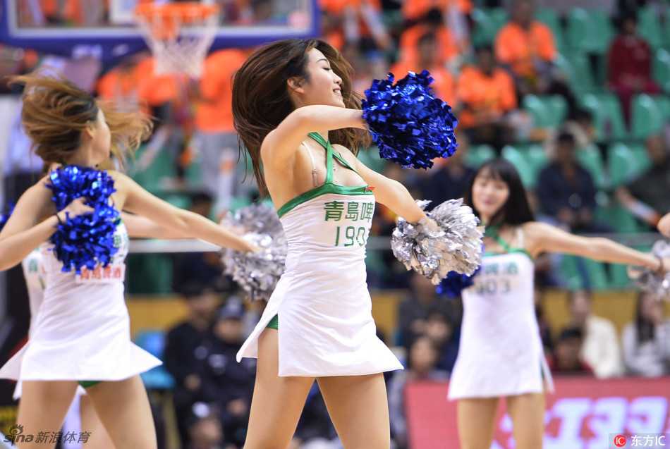 赛场边的热舞精灵:拉拉队宝贝与美女DJ点燃全场 DJ台前的美女专注调整旋钮,身后大屏幕光影交错,现场气氛在她指尖的旋律中不断升温。