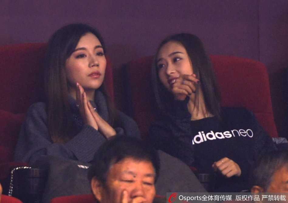 赛场边的焦点:丁彦雨航女友观战神情紧绷,见证山东主场大捷 在山东队掀起进攻狂潮的间隙,她轻轻托腮,目光依然锁定在远方那个熟悉的身影上,即便周围欢呼声雷动,她的世界里仿佛只剩一片宁静。