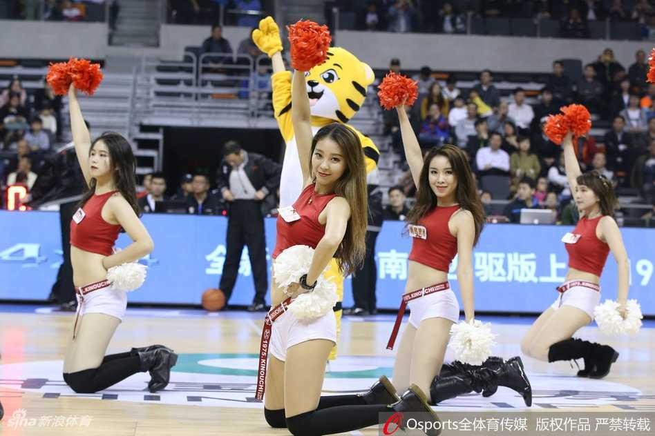 赛场边的璀璨星光:广东啦啦队以热舞诠释篮球激情 伴随着动感的节拍,几名队员同时完成了一个充满力量的跪地定格,她们的马尾辫随着动作在空中划出利落的弧线,蓝色的队服在球场灯光的照耀下显得格外耀眼,青春的活力在此刻尽情释放。