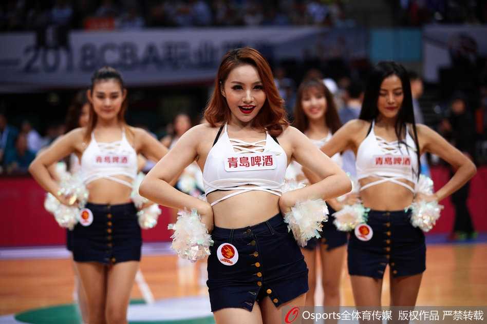 赛场边的精灵:CBA啦啦队如何用舞姿点燃篮球之夜 双手持花球的她高高跃起,空中定格成一幅充满力量的画面,仿佛在向观众宣告:这里不仅是球场,也是我们的舞台。