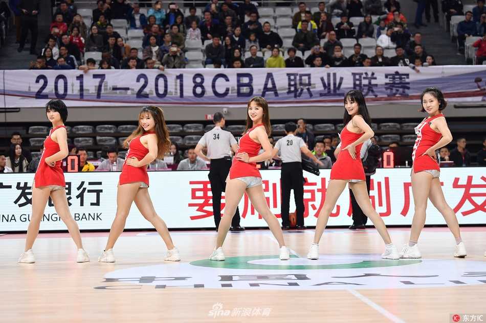 赛场边的绚丽风景线:探营浙江稠州银行男篮的啦啦宝贝 伴随着动感的节奏,啦啦宝贝们整齐划一地跃起,马尾辫在空中划出活力的弧线,她们用灿烂的笑容瞬间点燃了杭州主场的热情。