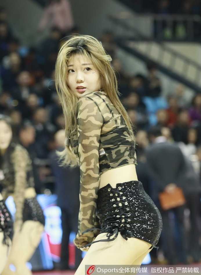 表演结束后，几位啦啦队员手拉手向观众席鞠躬致意，脸上洋溢着灿烂的笑容，感谢现场球迷的掌声与支持。