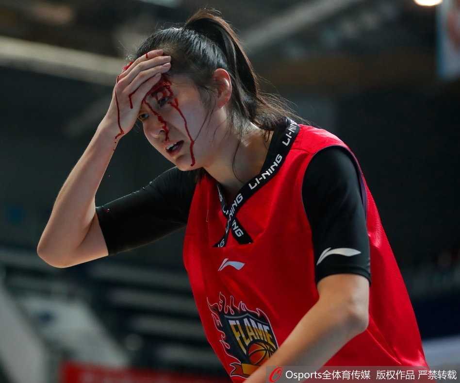 经过简单包扎后，郭子瑄的头部缠上了厚厚的纱布，但纱布很快又被渗出的鲜血染红，伤情触目惊心。