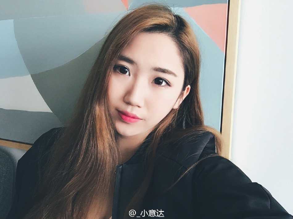 照片中的女孩五官精致立体，即使只是简单的居家自拍，也掩盖不住她清纯的气质和甜美的笑容。