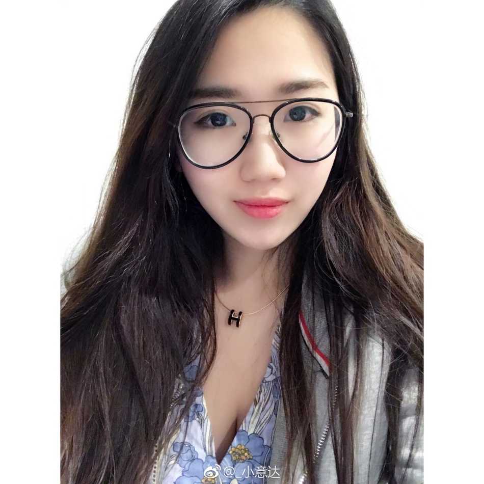 赵岩昊女友的侧颜杀，高挺的鼻梁和完美的下颌线在光影下显得格外迷人，散发着独特的女性魅力。