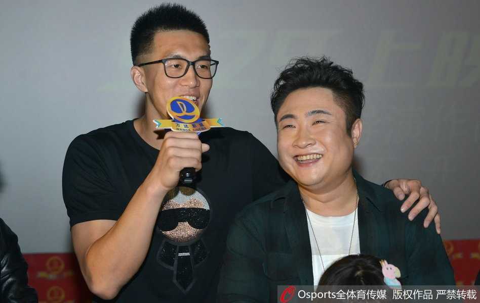 主演乔杉、李鸿其、曲隽希在首映礼上与粉丝热情互动，三人笑容灿烂，展现出电影欢乐的氛围