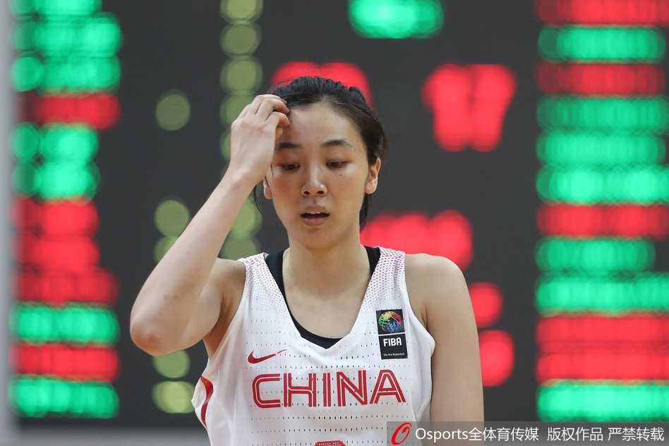 赵爽妙传激活全场 女篮大胜立陶宛豪取两连胜 赵爽在进攻端头脑清晰,送出精妙传球,为队友创造了绝佳的进攻机会。